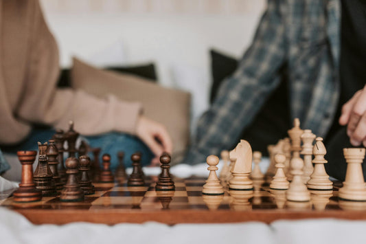 Deux joueurs disputant une partie d'échecs, cadeau d'entreprise autour du jeu