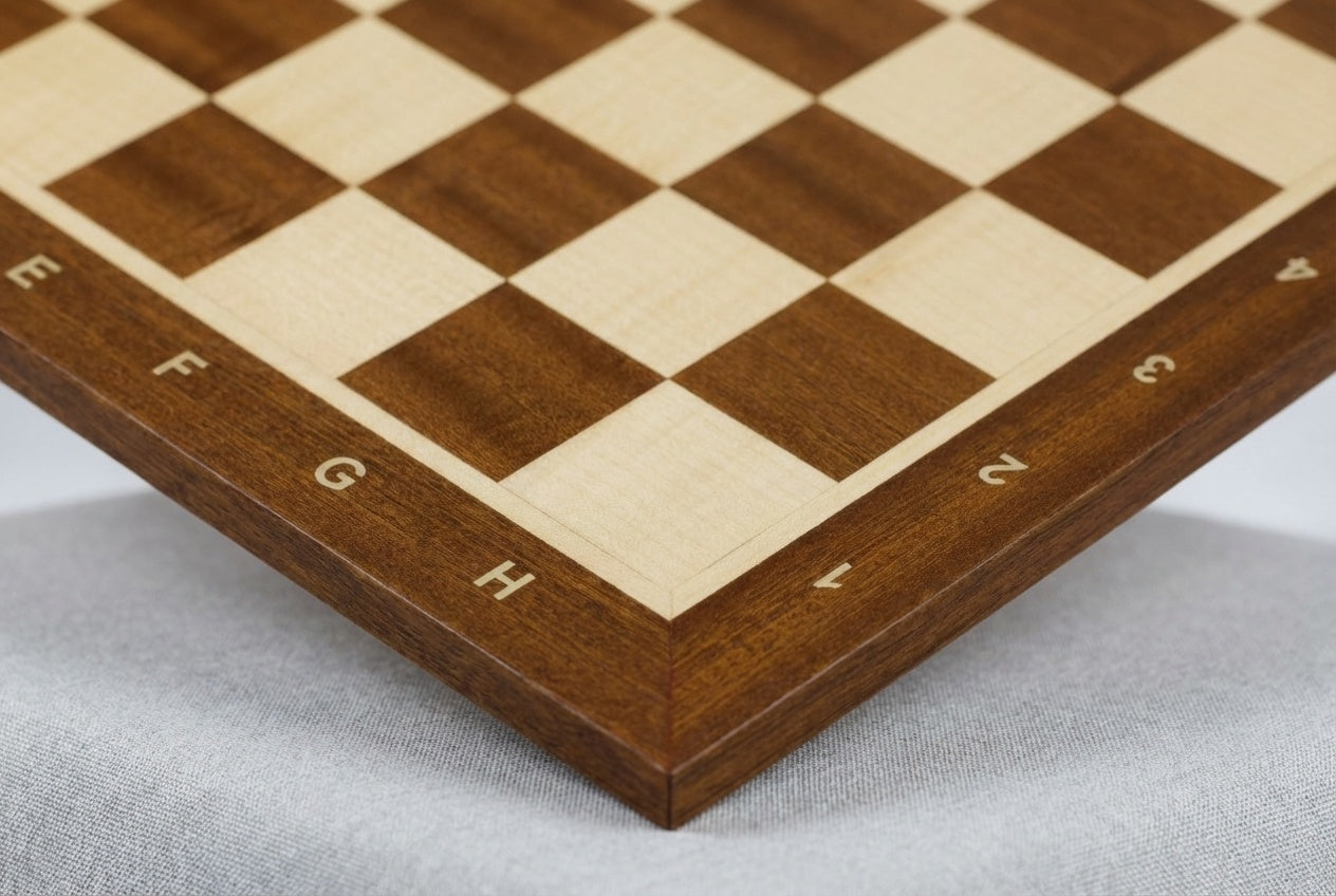 Finition artisanale et grain naturel d'un plateau d'échecs en acajou et érable, format taille 5.