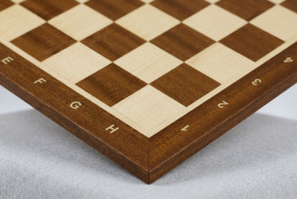 Finition artisanale et grain naturel d'un plateau d'échecs en acajou et érable, format taille 5.