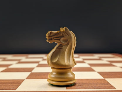 Pièces d'échecs lestées avec double dame sur un plateau de luxe, offrant une expérience de jeu tactile unique.