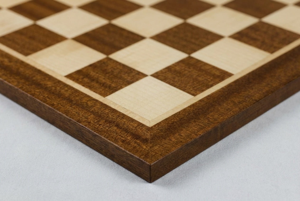 Finition artisanale et grain naturel d'un plateau d'échecs en acajou et érable, format taille 5.