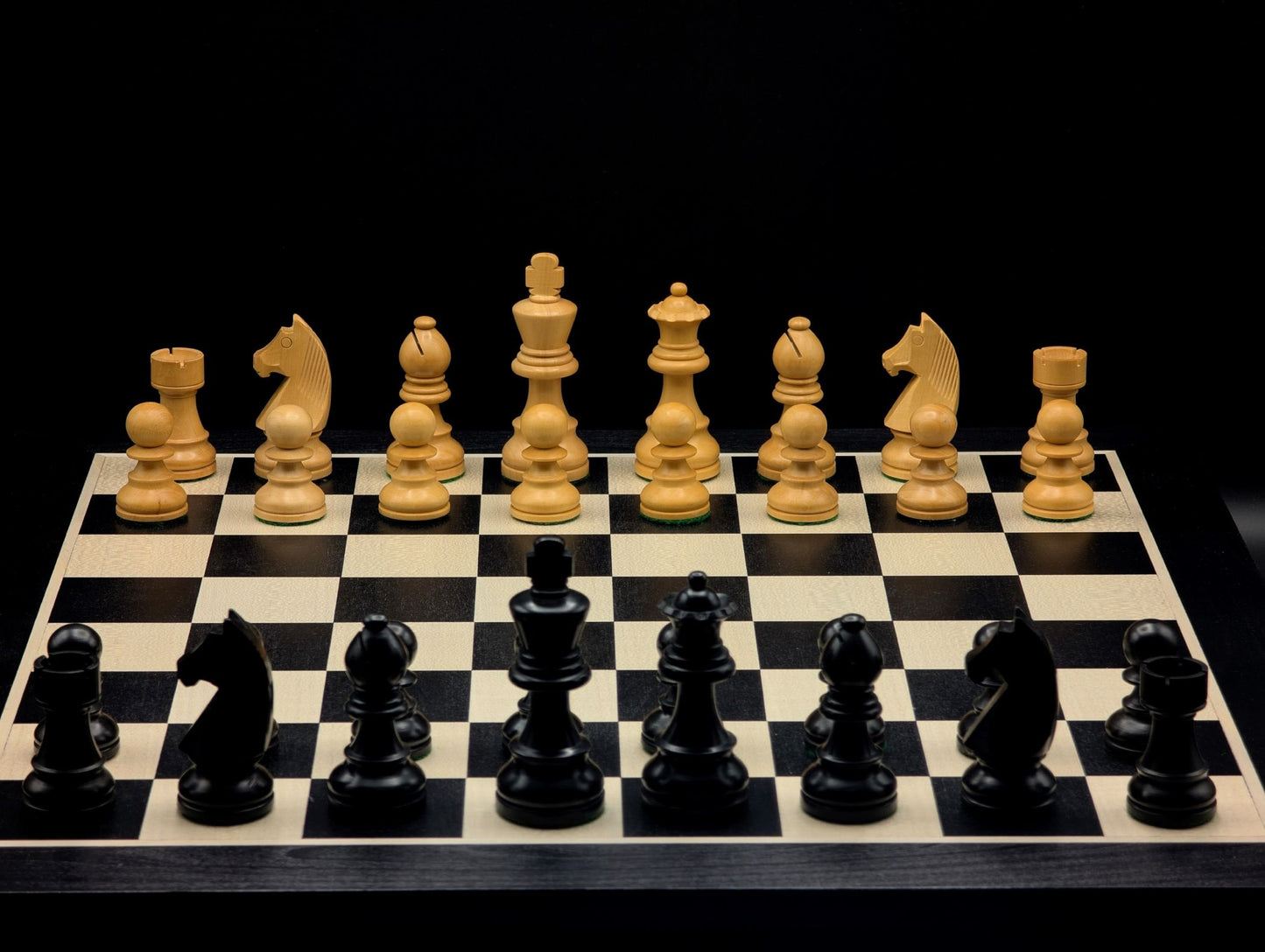 Ensemble de jeu d'échecs Le Contemporain au design moderne noir et blanc, taille 5, par L'Art du Mat.