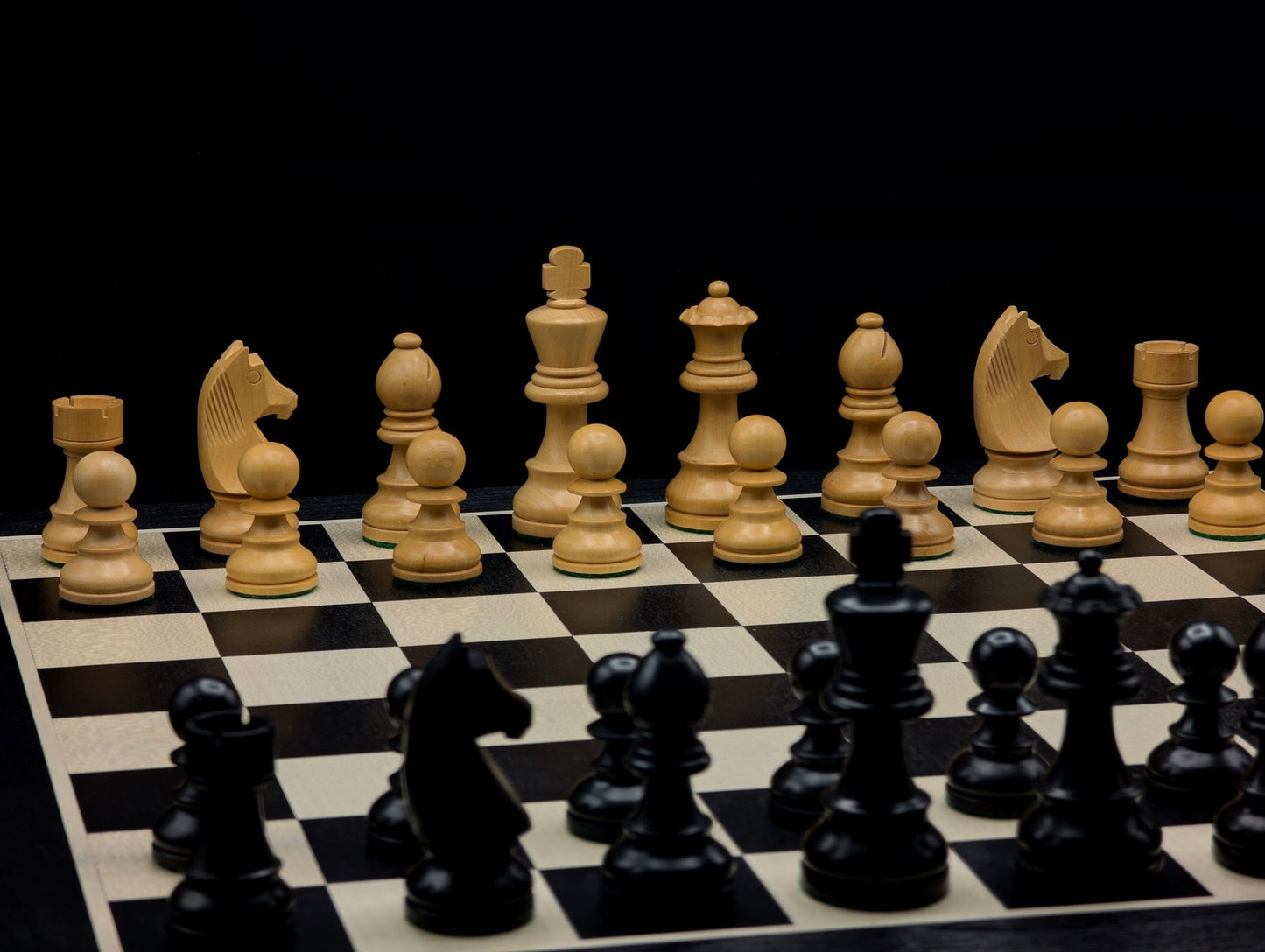 Ensemble de jeu d'échecs Le Contemporain au design moderne noir et blanc, taille 5, par L'Art du Mat.