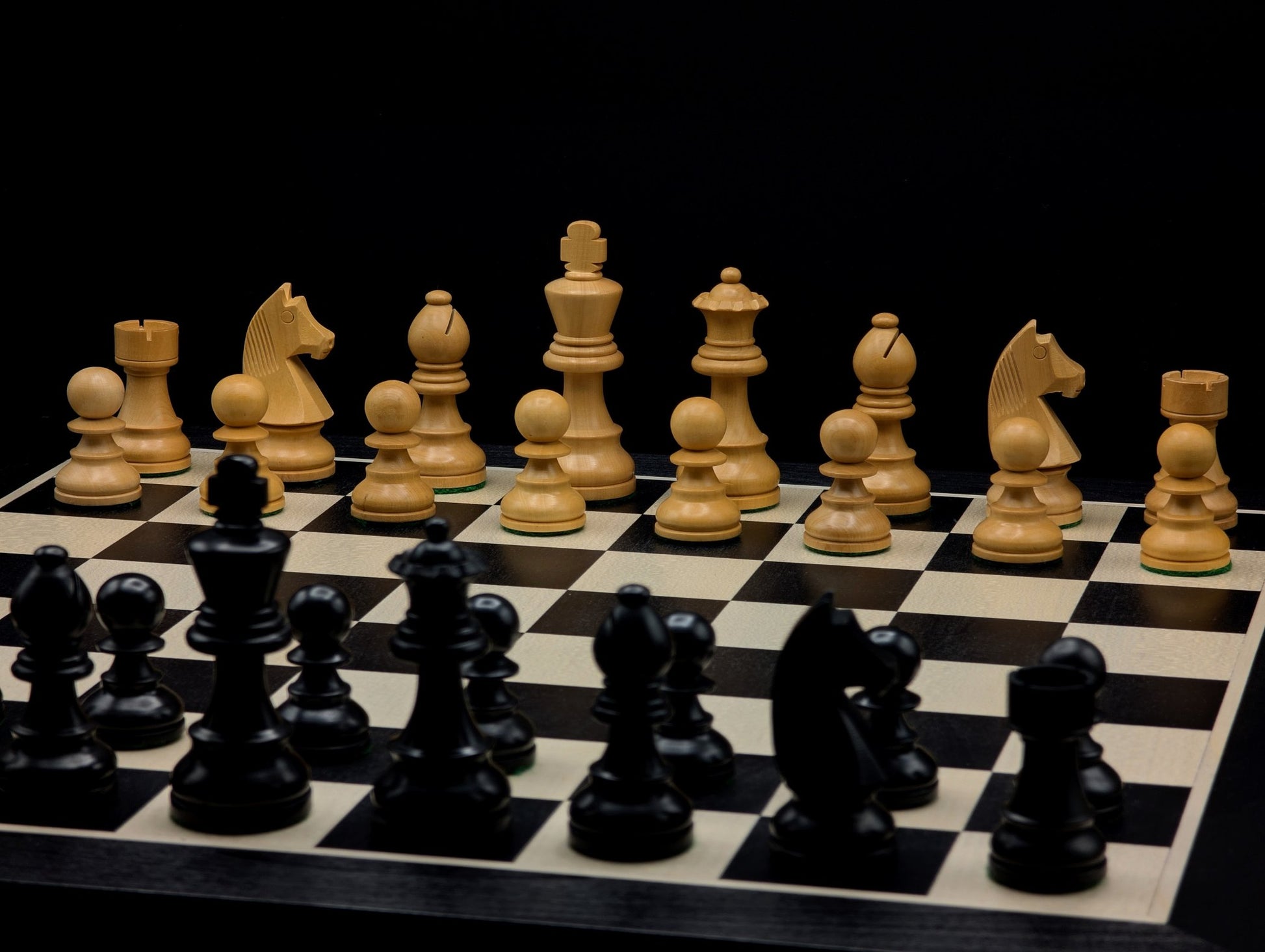 Ensemble de jeu d'échecs Le Contemporain au design moderne noir et blanc, taille 5, par L'Art du Mat.