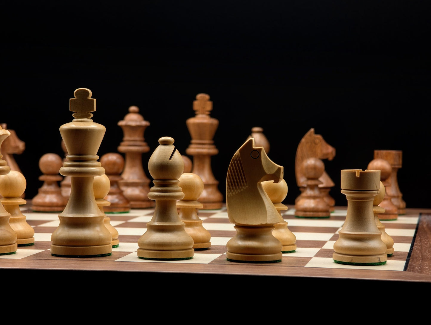 Ensemble d'échecs L'Intemporel Signature, plateau en noyer et érable avec pièces en acacia, taille 5.