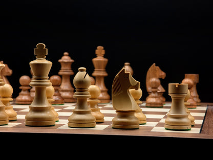 Ensemble d'échecs L'Intemporel Signature, plateau en noyer et érable avec pièces en acacia, taille 5.