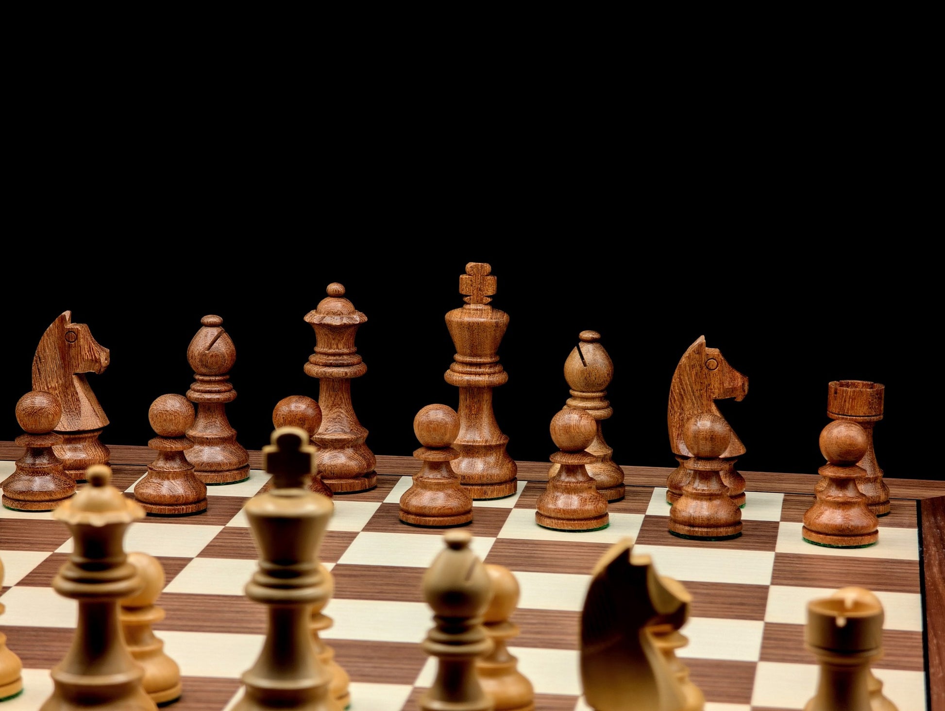 Ensemble d'échecs L'Intemporel Signature, plateau en noyer et érable avec pièces en acacia, taille 5.