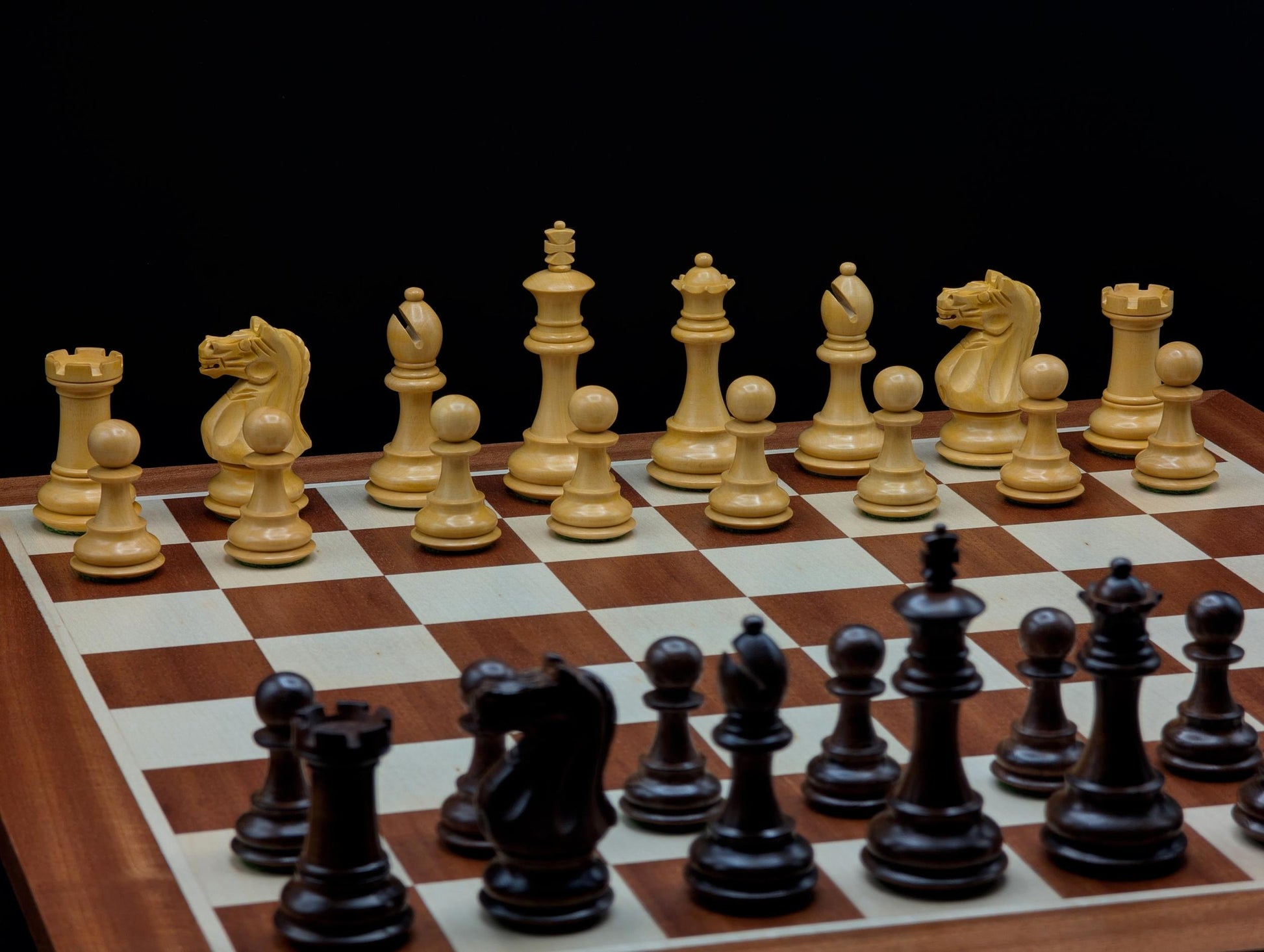 Ensemble d'échecs de prestige L'Héritage : plateau en acajou et érable avec pièces lestées en acacia et buis.