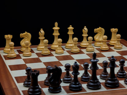 Ensemble d'échecs de prestige L'Héritage : plateau en acajou et érable avec pièces lestées en acacia et buis.