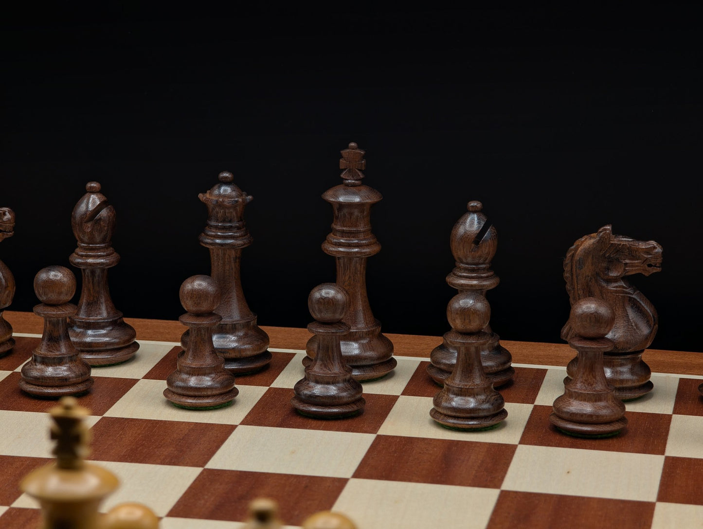 Ensemble d'échecs de prestige L'Héritage : plateau en acajou et érable avec pièces lestées en acacia et buis.