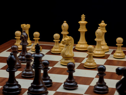 Ensemble d'échecs de prestige L'Héritage : plateau en acajou et érable avec pièces lestées en acacia et buis.
