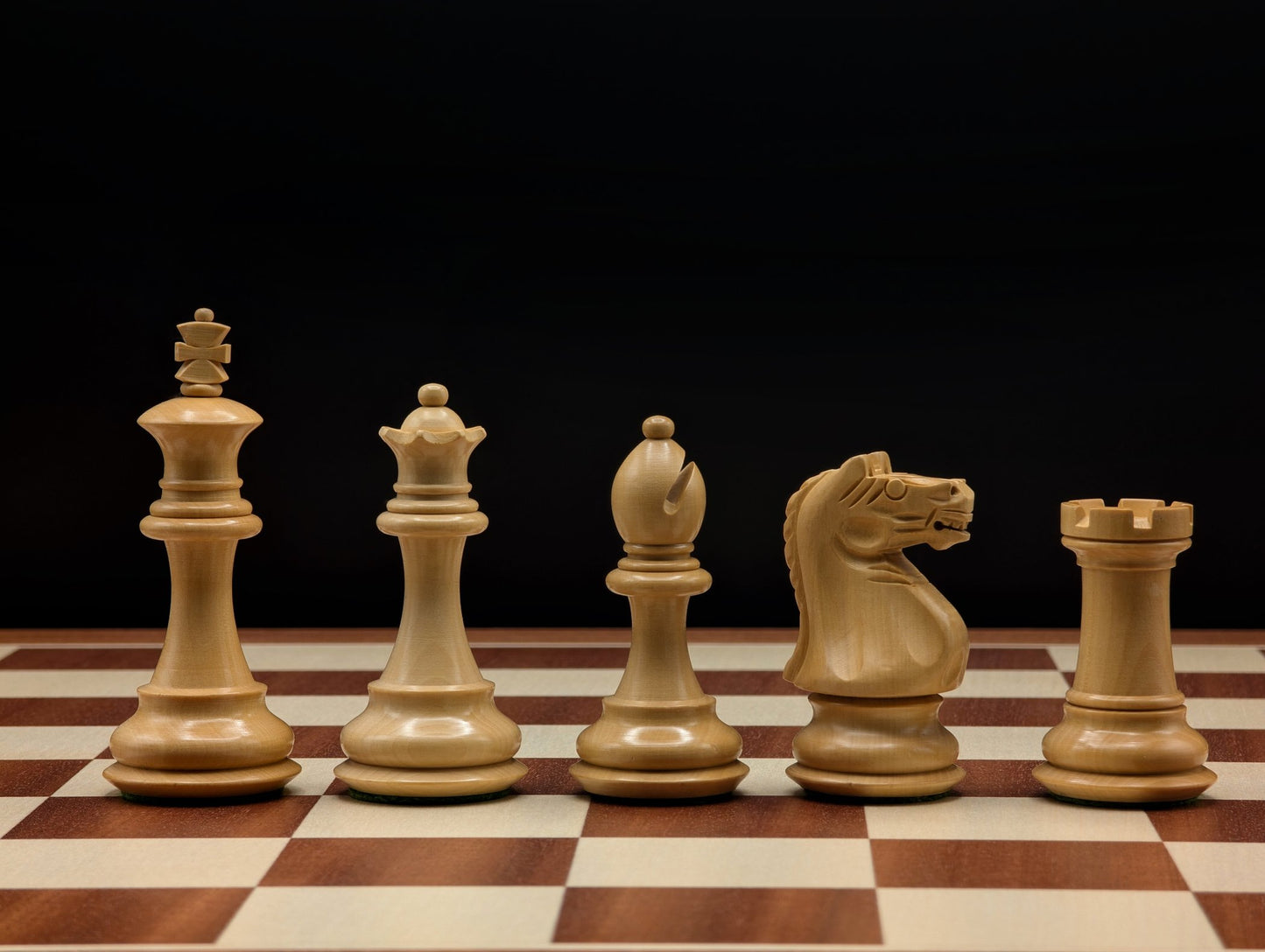 Pièces d'échecs lestées avec double dame sur un plateau de luxe, offrant une expérience de jeu tactile unique.