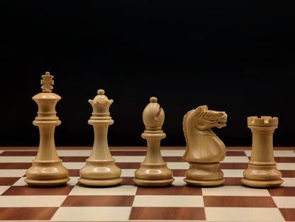 Pièces d'échecs lestées avec double dame sur un plateau de luxe, offrant une expérience de jeu tactile unique.