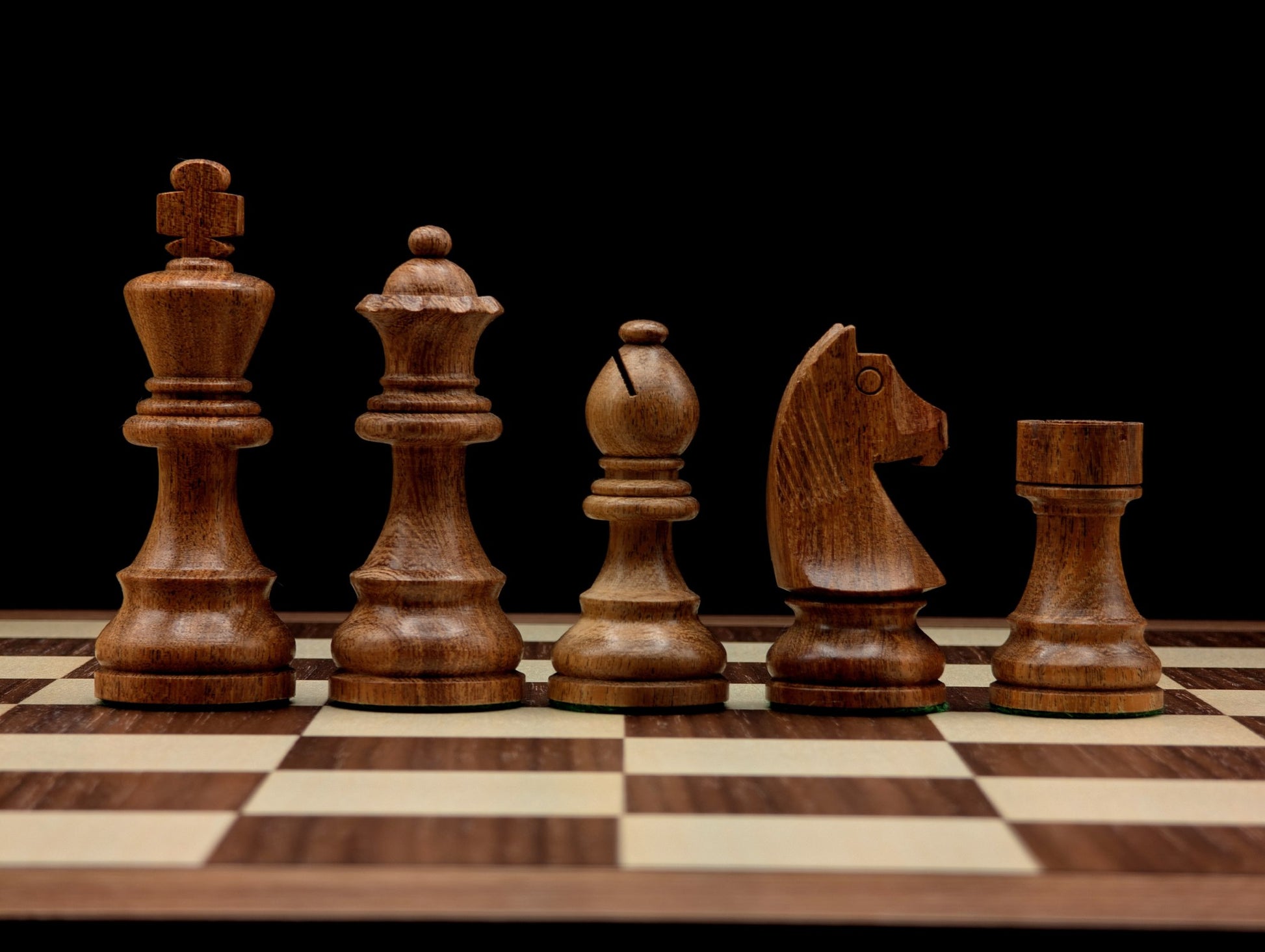 Cavalier et pièces d'échecs en acacia et buis, fournis avec une double dame pour la promotion.