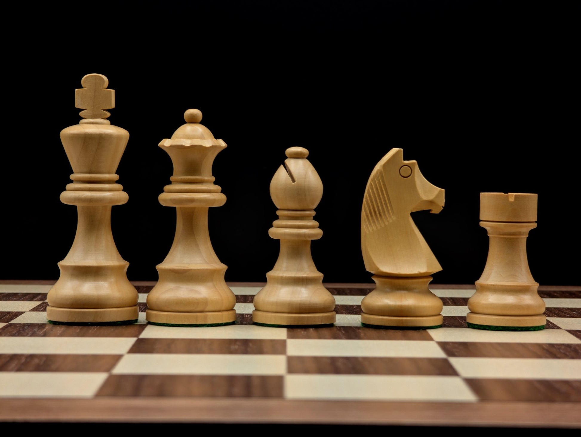 Cavalier et pièces d'échecs en acacia et buis, fournis avec une double dame pour la promotion.