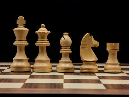 Cavalier et pièces d'échecs en acacia et buis, fournis avec une double dame pour la promotion.