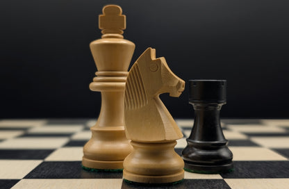 Pièces d'échecs en buis ébonisé noir profond, style épuré avec double dame incluse. Portrait. Staunton