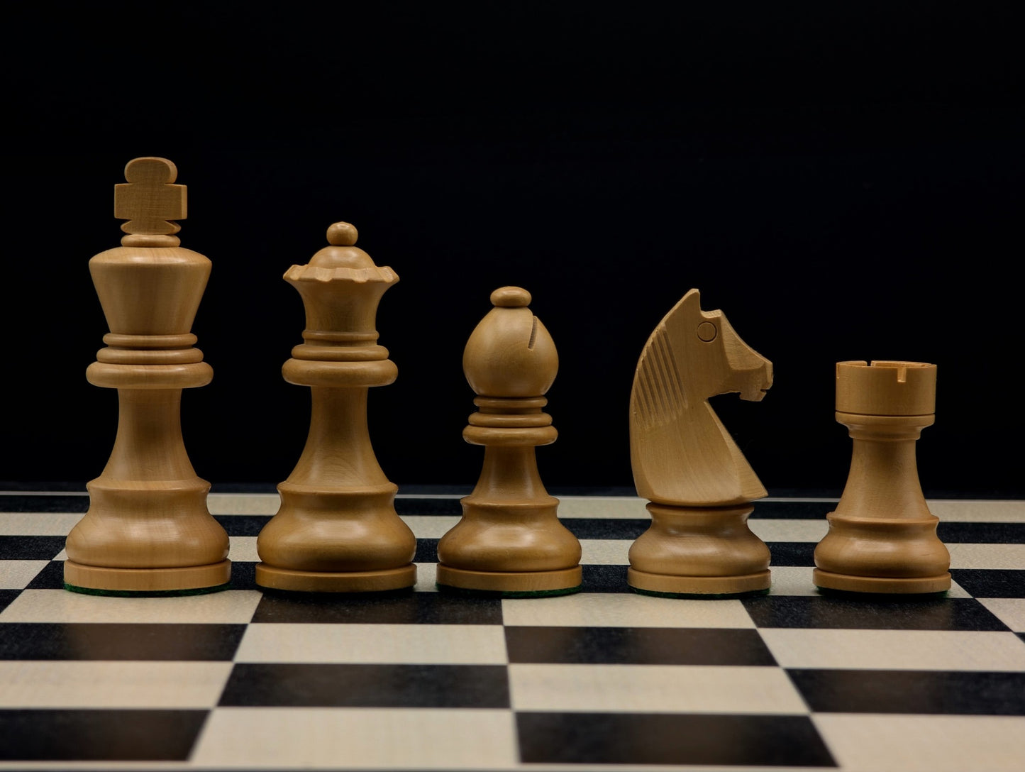 Pièces d'échecs en buis ébonisé noir profond, style épuré avec double dame incluse.