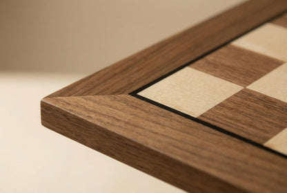 Détail du grain de bois d'un échiquier en noyer et érable, finition mate et contrastes naturels.