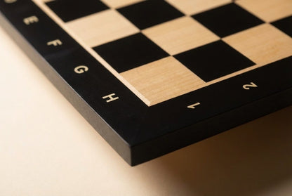 Échiquier contemporain aux lignes nettes et contrastées, finition minimaliste haut de gamme. Avec notations.