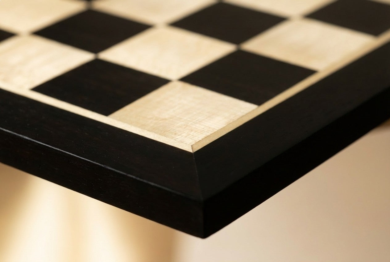Échiquier contemporain aux lignes nettes et contrastées, finition minimaliste haut de gamme.